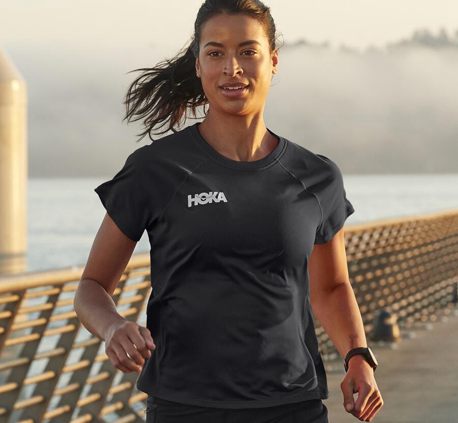 Hoka One One Top Kadın Siyah - Performance Short Sleeve - DU0243518